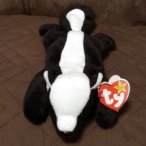 Stinky the skunk retired beanie baby in Mint condition